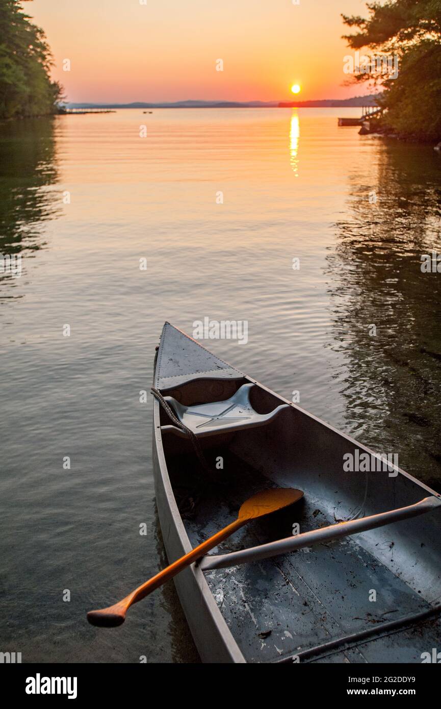 Faites du canoë sur le lac Winnepesaukee à Sunset, Tuftonboro, New Hampshire Banque D'Images