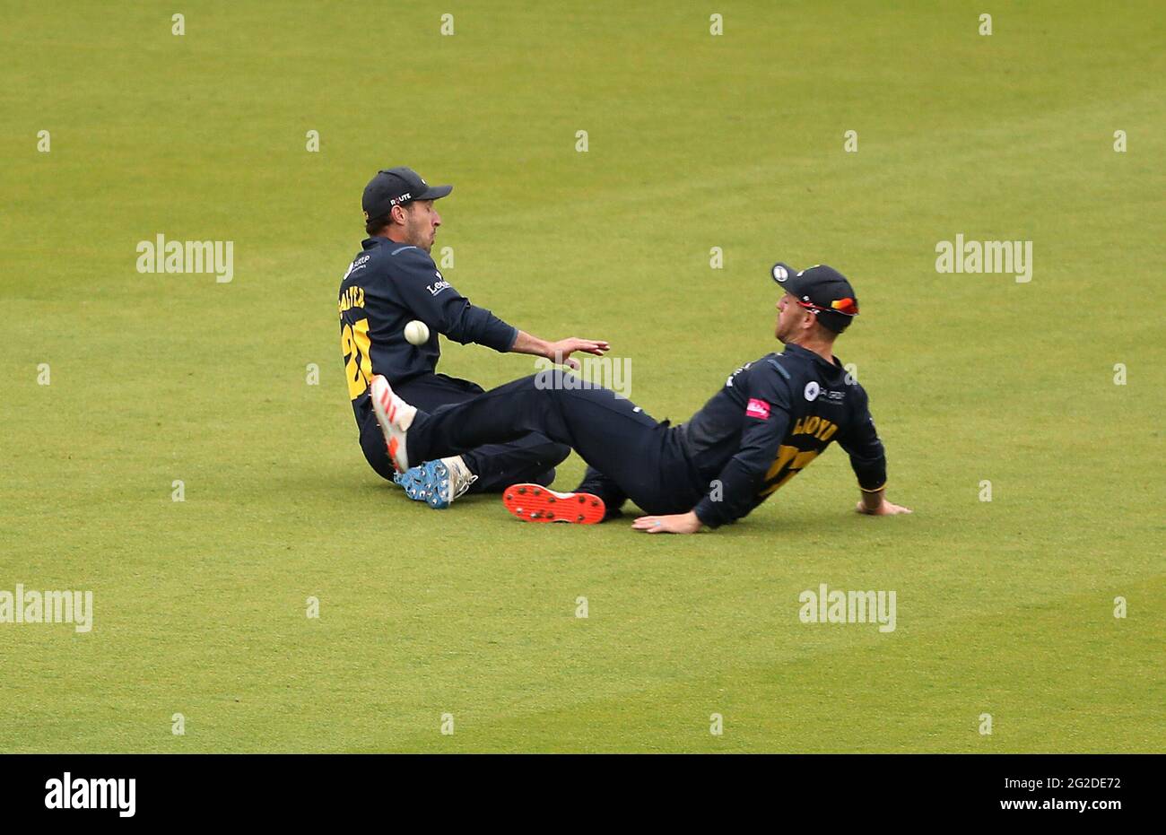 Andrew Salter de Glamorgan et David Lloyd tentent d'arrêter le ballon pendant le match Vitality T20 à Sophia Gardens, Cardiff. Date de la photo: Jeudi 10 juin 2021. Banque D'Images