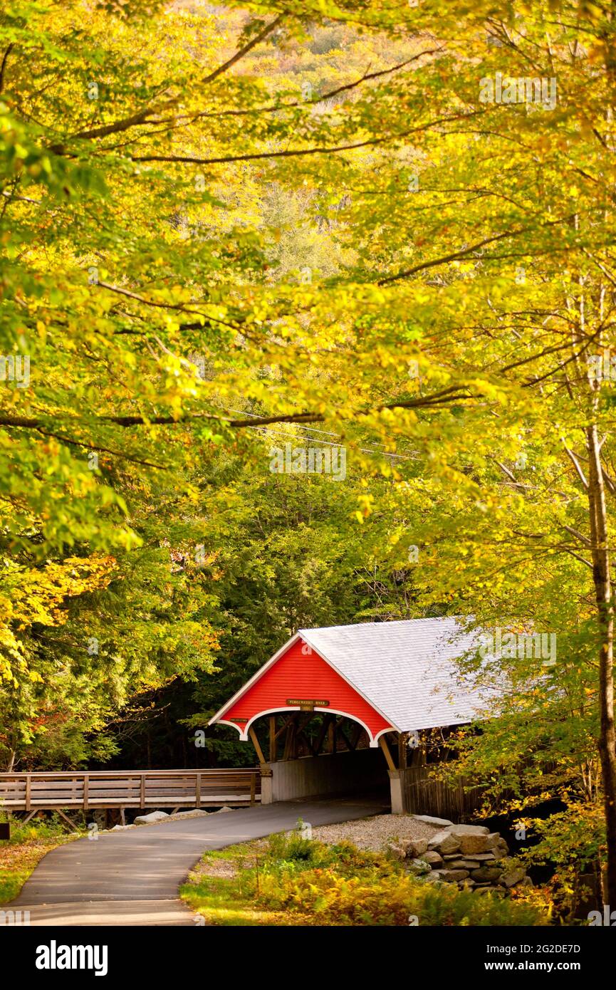 Red Covered Bridge niché dans Fall Folage, Franconia Notch State Park, Flume gorge, Lincoln, New Hampshire Banque D'Images