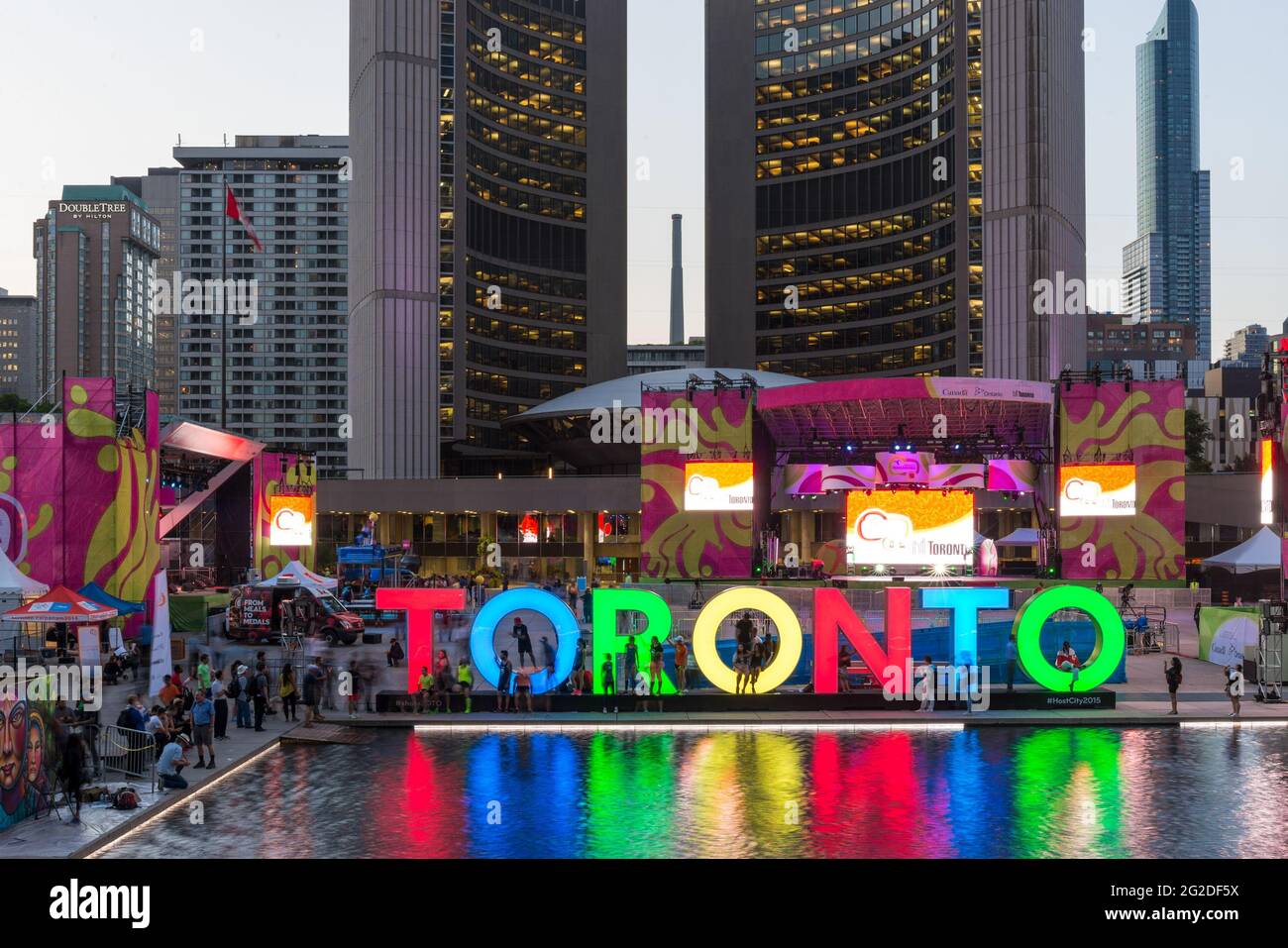 Le nouveau signe de Toronto au Nathan Phillips Square célébrant le jeux PanAm, le nouvel hôtel de ville se trouve à l'arrière. Une scène ont été montées à tenu une cons Banque D'Images