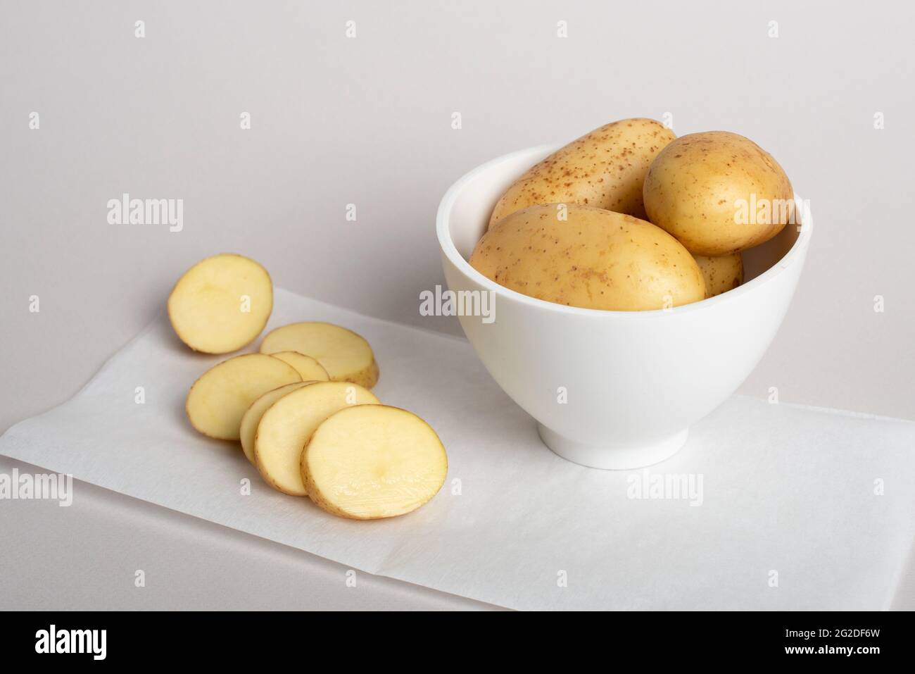 Tranches de pommes de terre préparées pour les procédures cosmétiques. Pommes de terre - un ingrédient de beauté incroyable. Soin fait maison. Banque D'Images