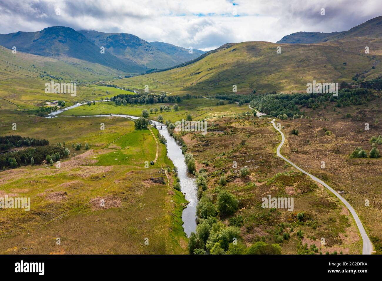 Vue aérienne de drone de paysage et de la rivière Lyon à Glen Lyon, Perthshire, Écosse, Royaume-Uni Banque D'Images