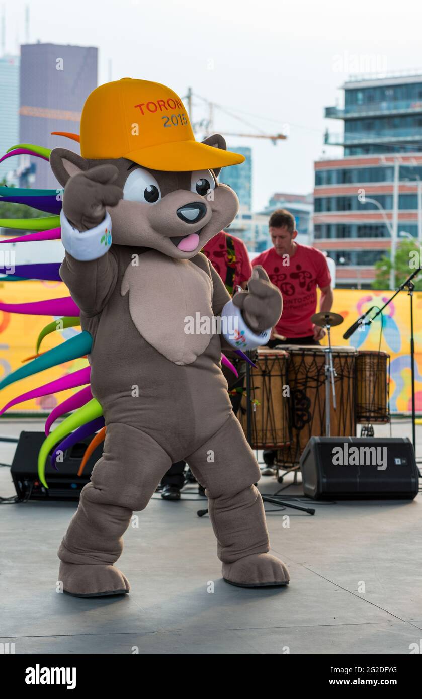 Pachi The Porcupine, mascotte des Jeux panaméricains et parapanaméricains de 2015, Toronto dansant sur la musique. Le nom de Pachi signifie applaudir avec joie en japonais, tandis que le Banque D'Images