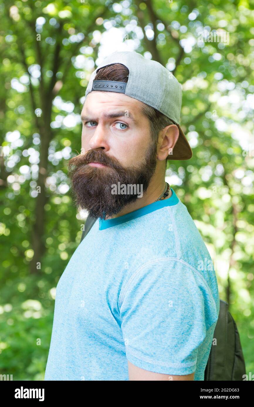 homme barbu brutal voyageur en casquette. taille basse mûre avec barbe en  forêt. mode été masculin Photo Stock - Alamy