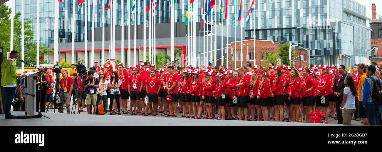 Vue panoramique du contingent canadien lors de la cérémonie d'accueil des Jeux panaméricains de 2015, à Toronto. Les athlètes écoutent le haut-parleur Banque D'Images