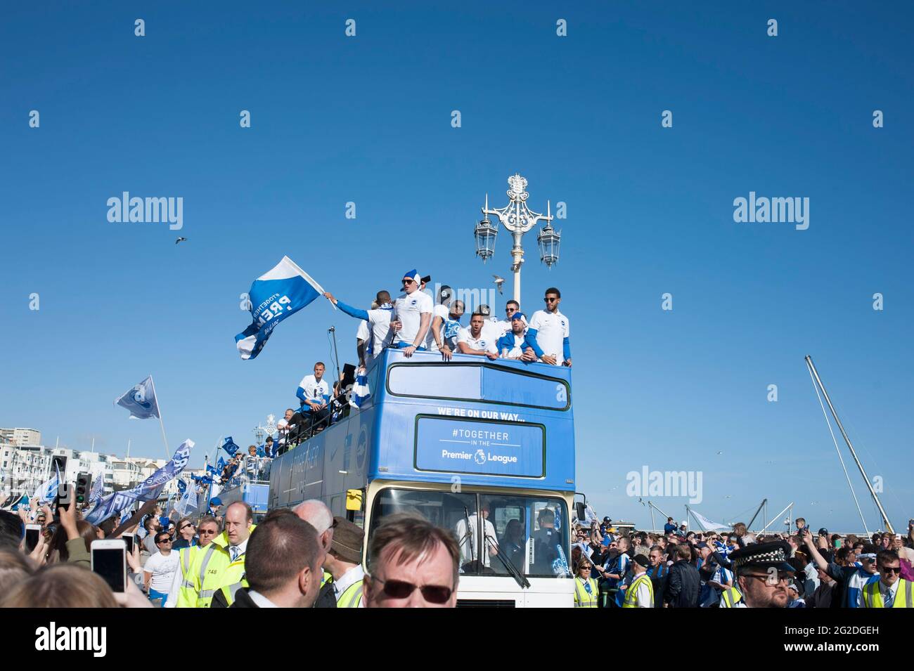 Brighton et Hove Albion tour bus procession le long de Brighton front de mer pour leur promotion au Premiership Banque D'Images