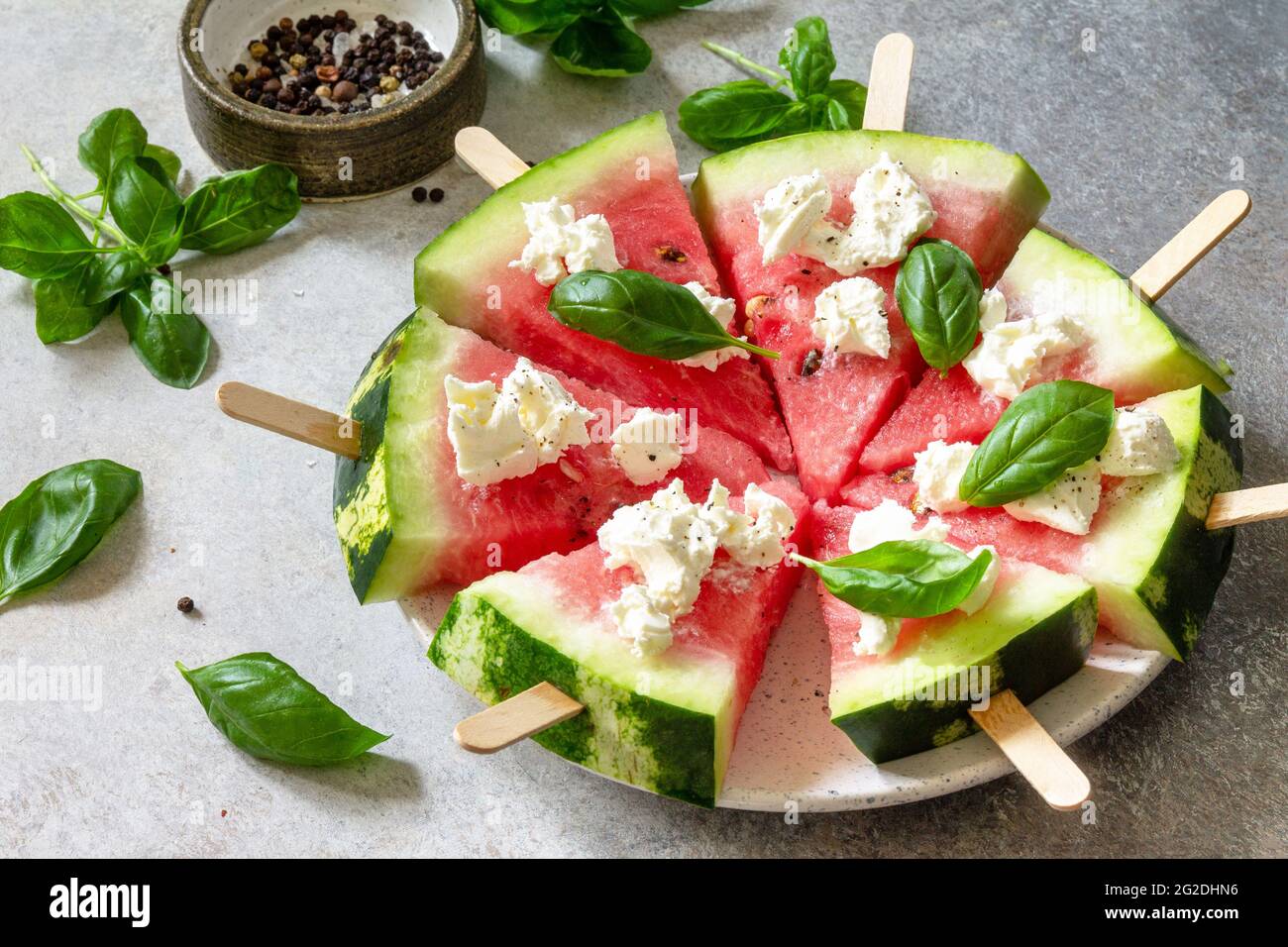 Alimentation et dieting saisonniers sains, en-cas d'été. Pizza au melon d'eau avec feta et basilic sur un plan d'examen en pierre grise. Banque D'Images