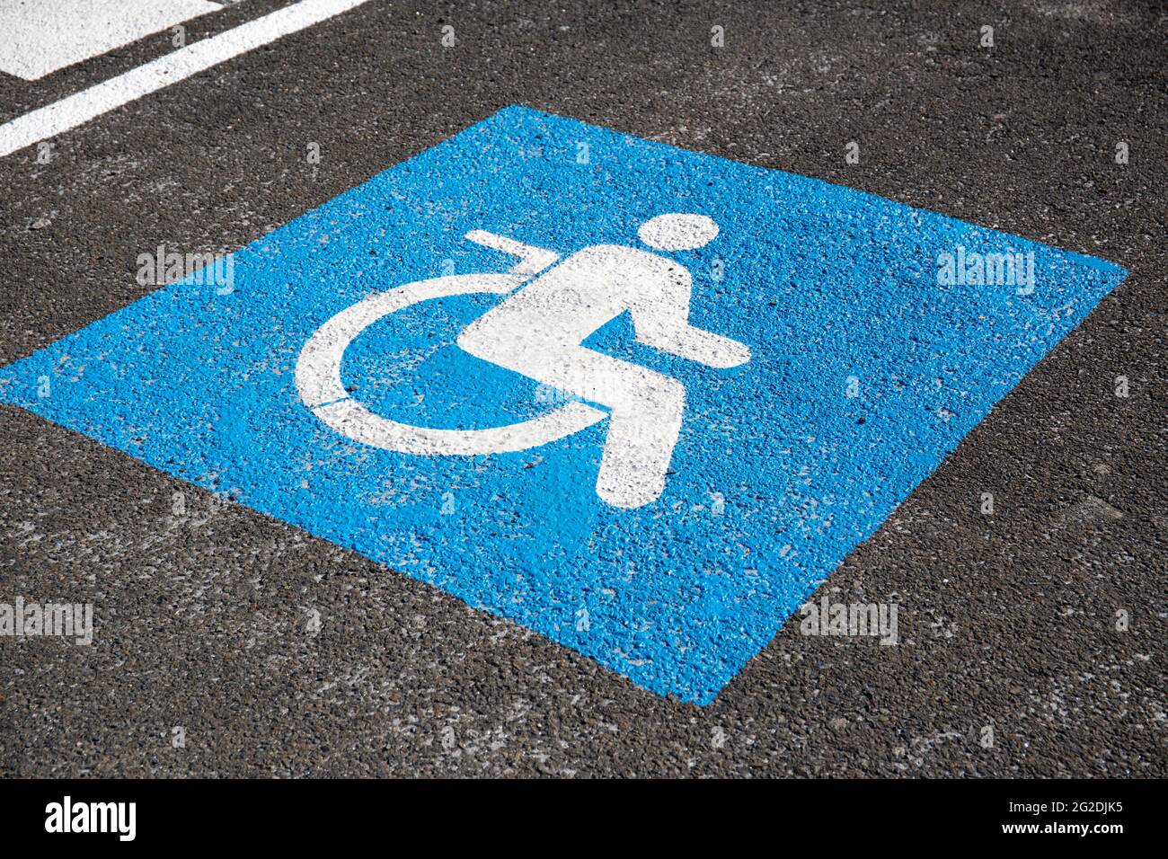 Symbole handicapé peint sur l'asphalte. Panneau de signalisation Banque D'Images