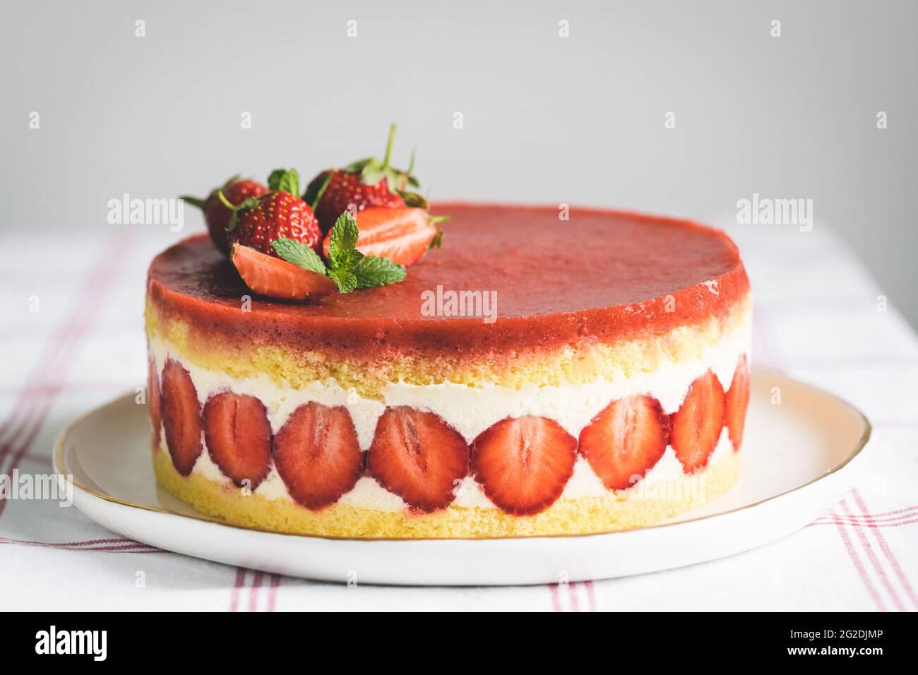 Gâteau français aux fraises Fraisier sur une assiette blanche. Banque D'Images