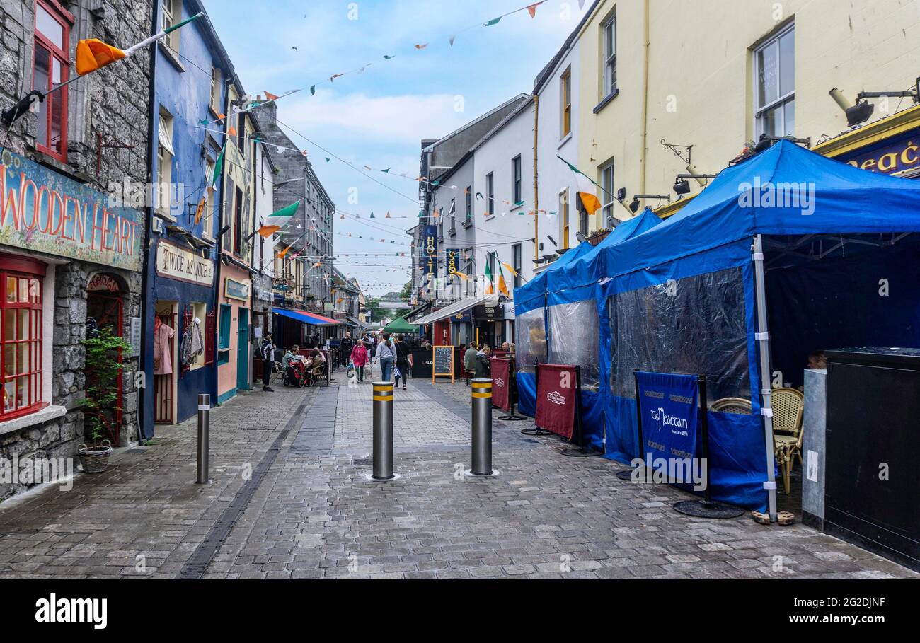Quay Street, Galway, Irlande au cœur du quartier latin de la ville. Banque D'Images