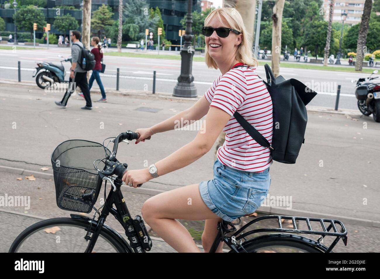 Une femme fait du vélo pour visiter les pistes cyclables et les infrastructures cyclables de Barcelone. Banque D'Images