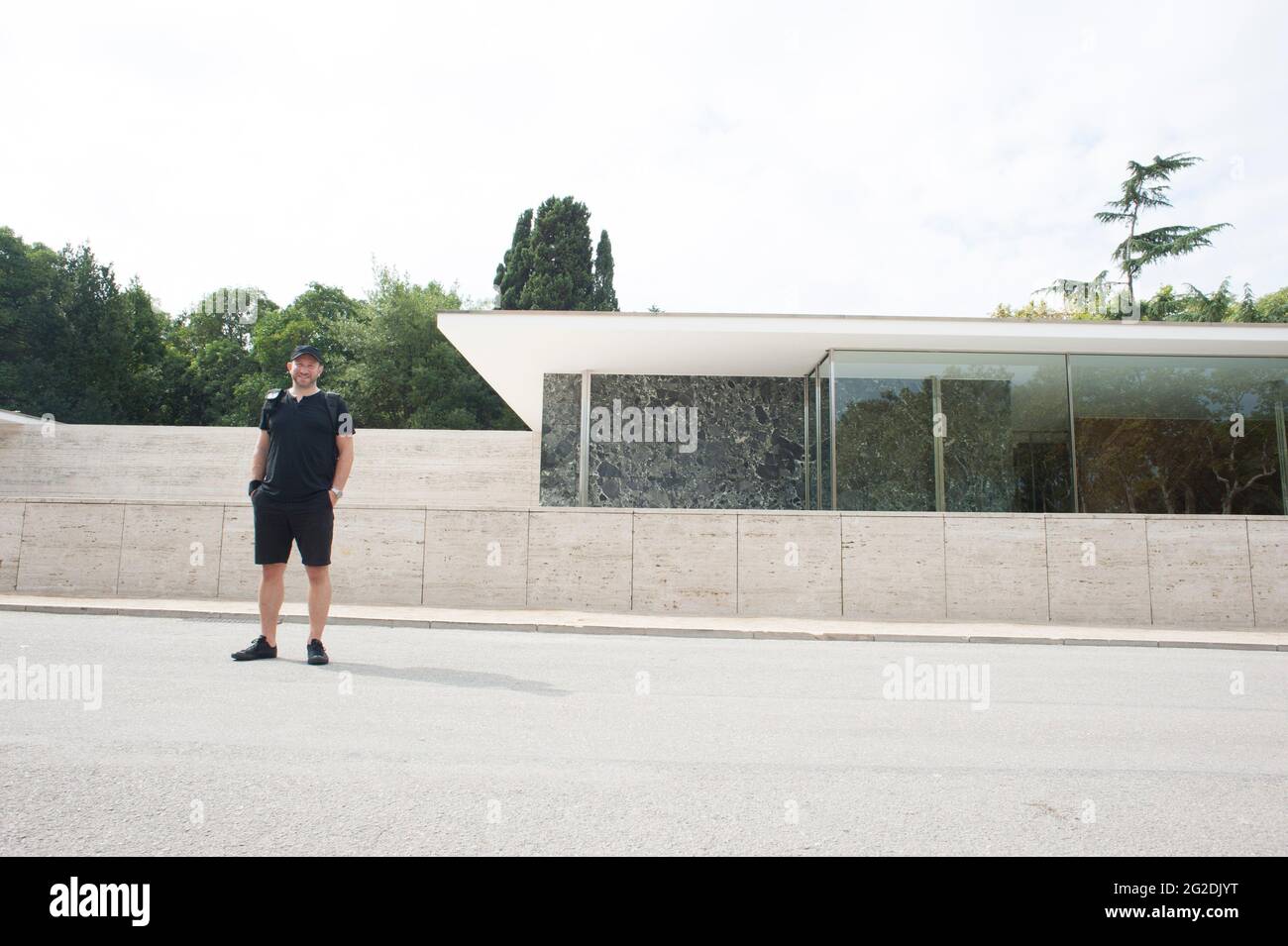 Un touriste se tient en face du célèbre pavillon de Barcelone Banque D'Images