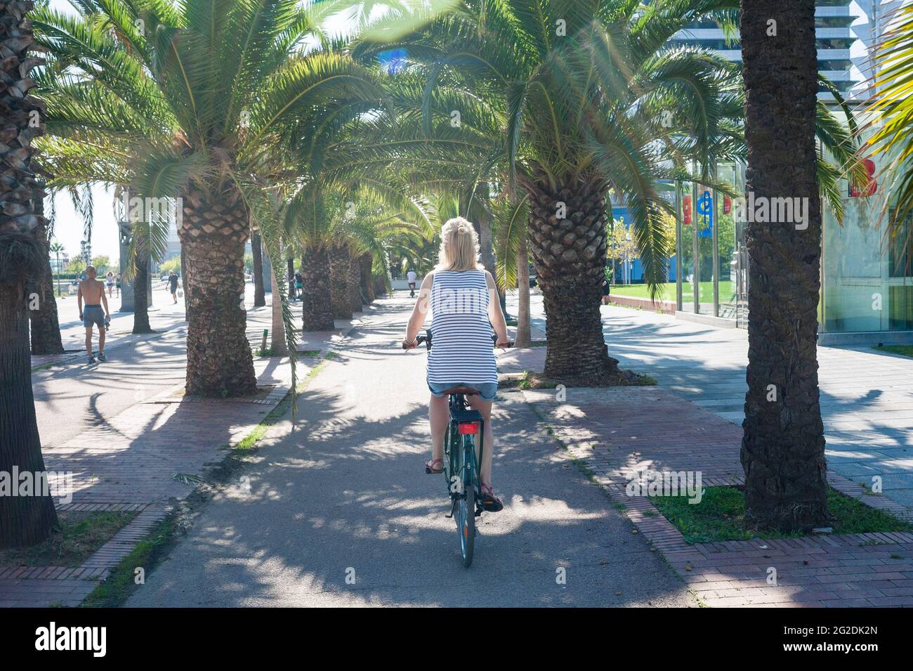 Une femme fait du vélo pour visiter les pistes cyclables et les infrastructures cyclables de Barcelone. Banque D'Images