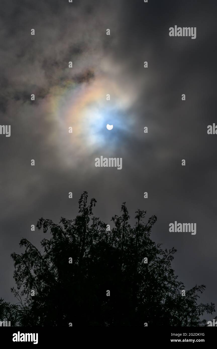 éclipse solaire partielle tourné vers 11:00 le 10.06.2021 au milieu de la couverture nuageuse dans West Sussex, Angleterre. Banque D'Images