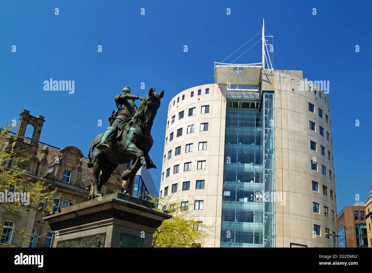 Royaume-Uni, West Yorkshire, Leeds City Square avec la statue de Black Prince et 1 bâtiment de bureau City Square Banque D'Images