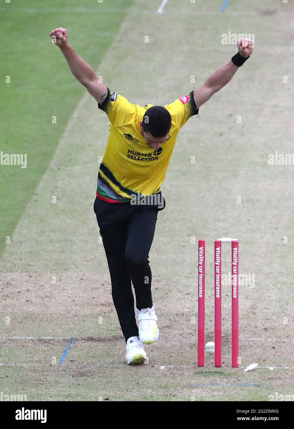 Benny Howell, de Gloucestershire, célèbre le cricket d'Andrew Salter, de Glamourgan, après avoir été élancé par Miles Hammond lors du match Vitality T20 à Sophia Gardens, à Cardiff. Date de la photo: Jeudi 10 juin 2021. Banque D'Images