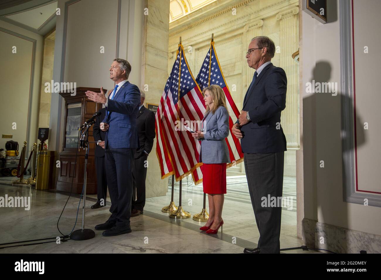 Washington, États-Unis. 10 juin 2021. Le sénateur Roger Marshall, R-KS, prend la parole lors d'une conférence de presse au Capitole des États-Unis à Washington, DC., le mercredi 10 juin 2021. La conférence, tenue par les républicains du Sénat, a discuté de la censure des Big Tech et des coronavirus. Photo de Bonnie Cash/UPI. Crédit : UPI/Alay Live News Banque D'Images