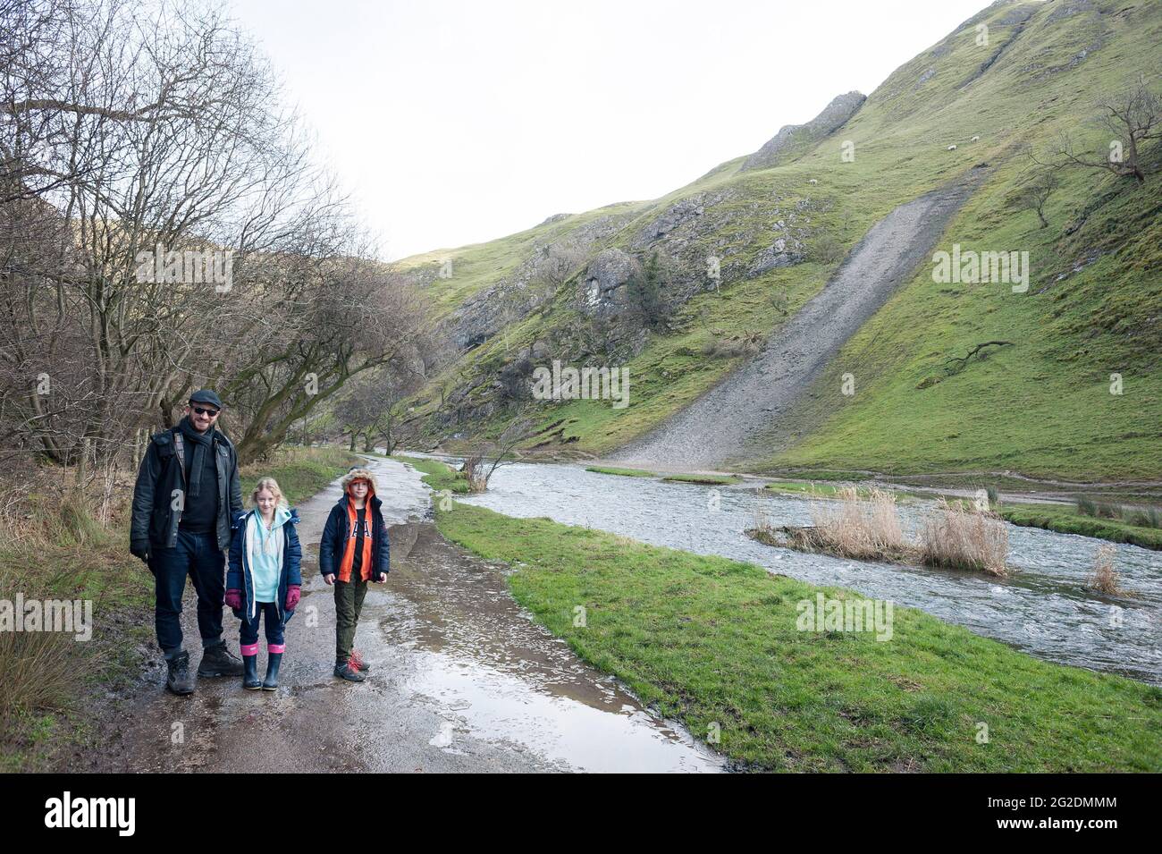 Une famille explore les pierres de Dovedale lors d'une randonnée en famille dans le parc national de Peak District Banque D'Images