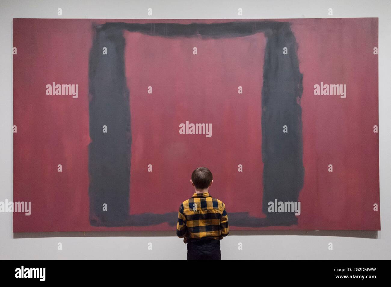 Un jeune garçon se tient devant un grand tableau abstrait Mark Rothko dans le Tate Modern. Banque D'Images