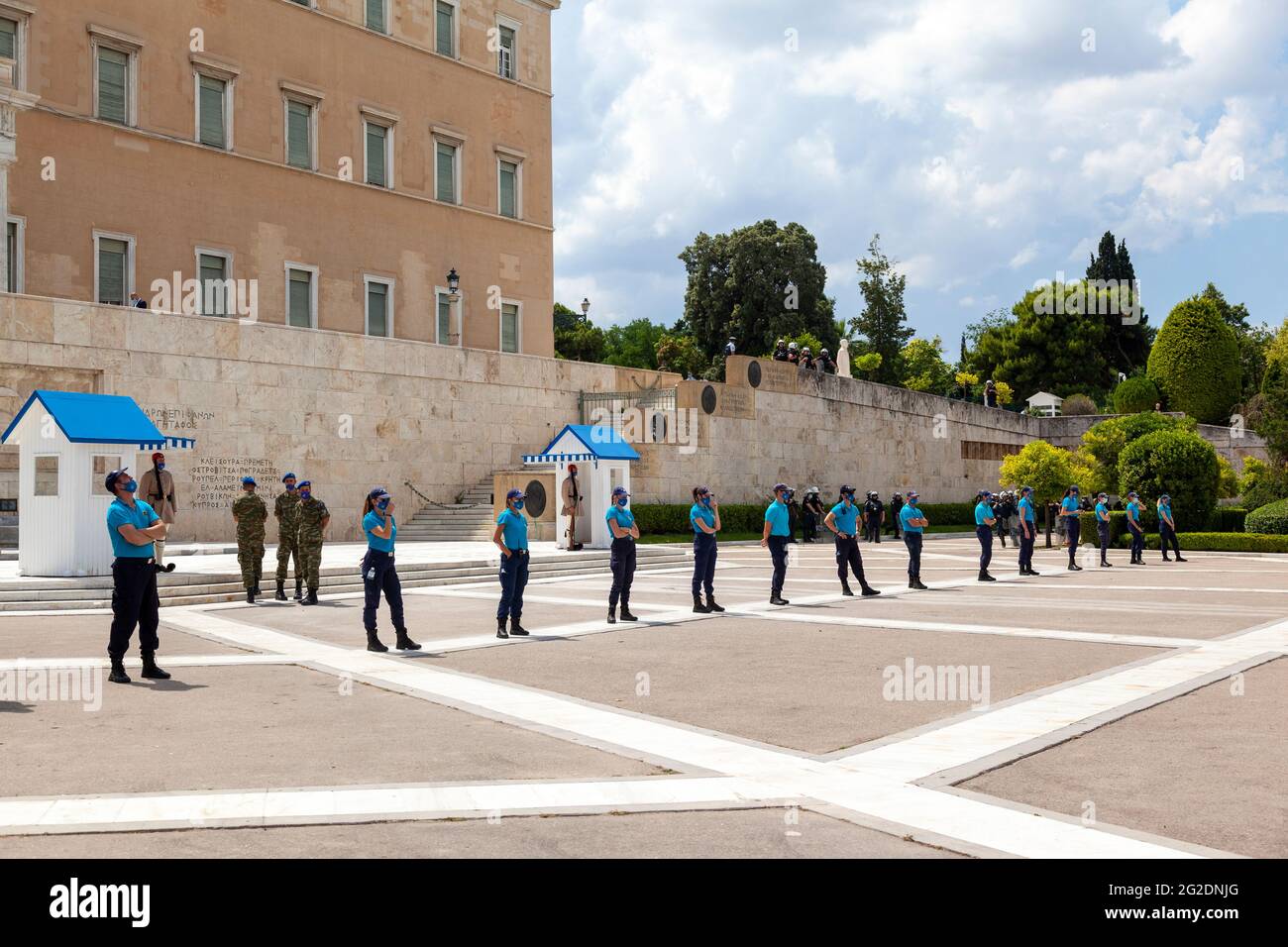 Les policiers en ligne garde le Monument au Soldat inconnu au Parlement grec lors d'une grève générale contre le gouvernement Banque D'Images