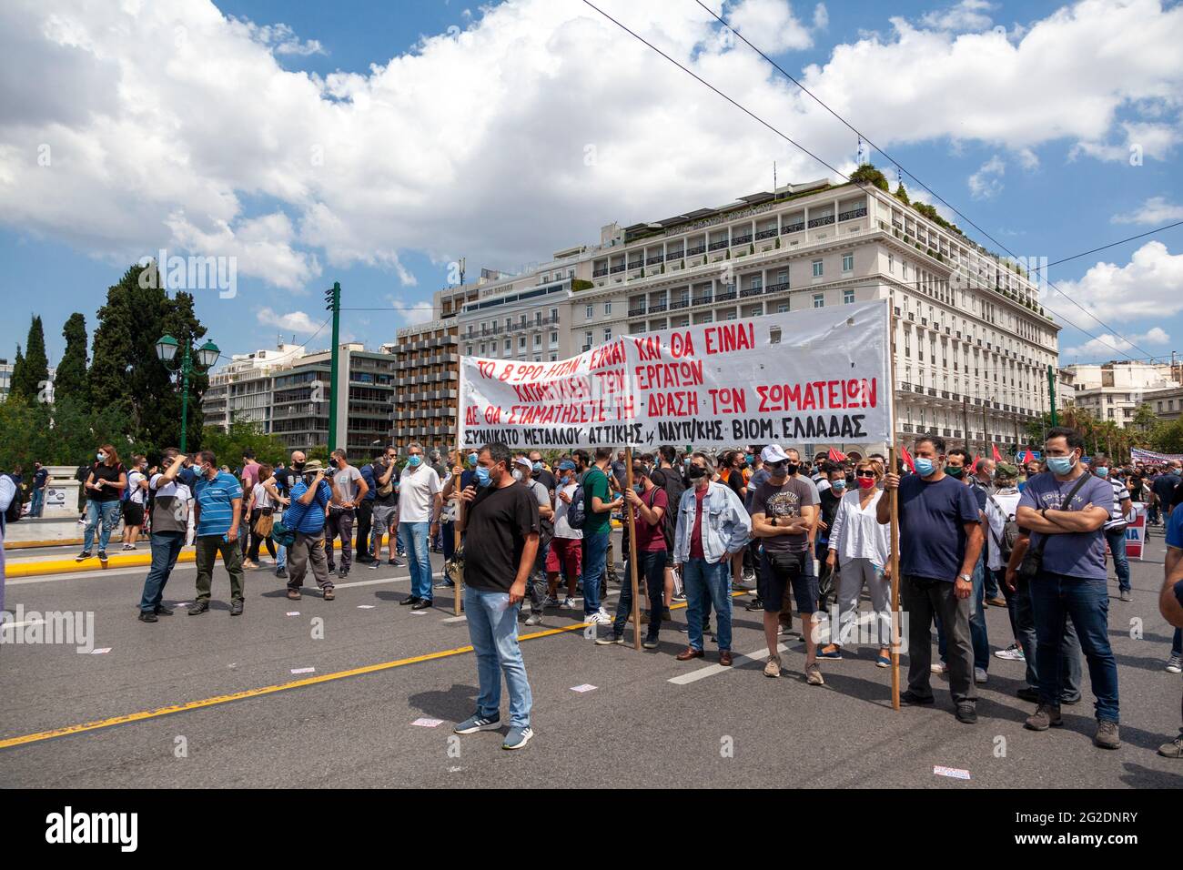 Les travailleurs du Syndicat de l'industrie des métaux et des Maritimes protestent lors d'une grève générale à Athènes, en Grèce, contre le nouveau projet de loi du travail du gouvernement. Banque D'Images