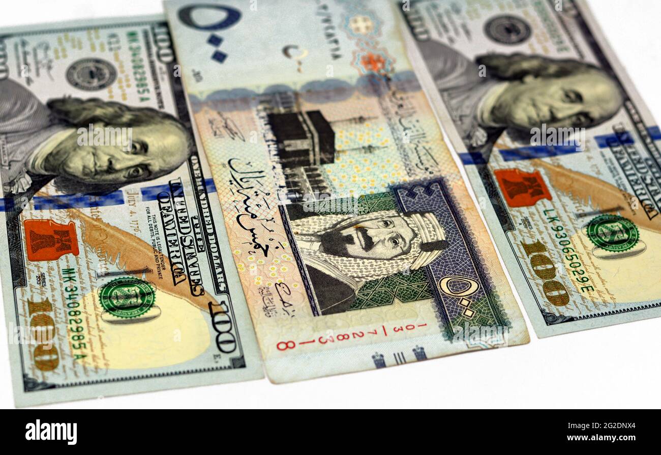 La facture de cent dollars américains et l'Arabie Saoudite riyals des billets en monnaie de cinq cent 500 Riyals saoudiens, l'argent saoudien et les dollars américains Banque D'Images