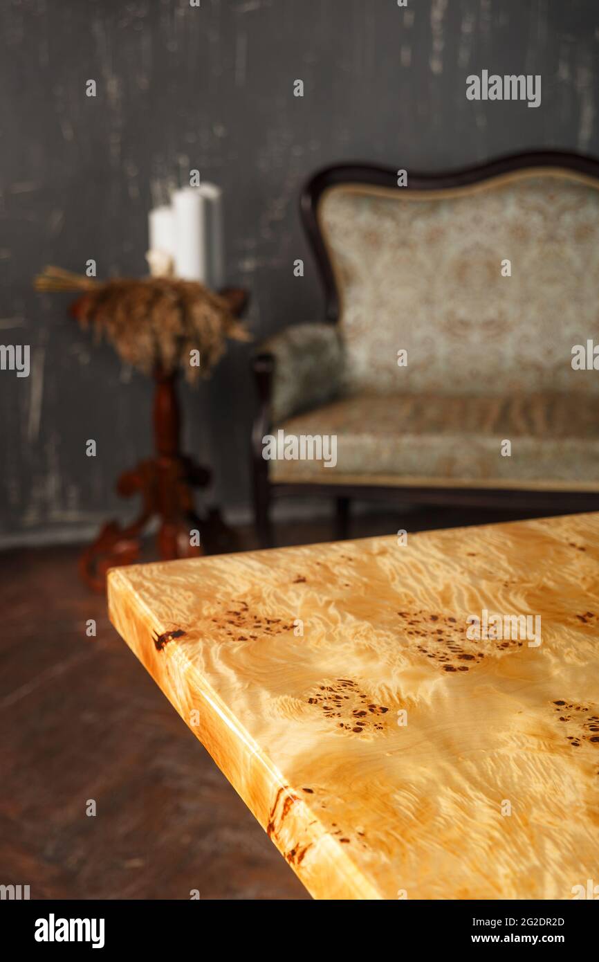 Le bord de la table élégante en bois en noyer massif avec de la résine époxy dans un intérieur élégant Banque D'Images