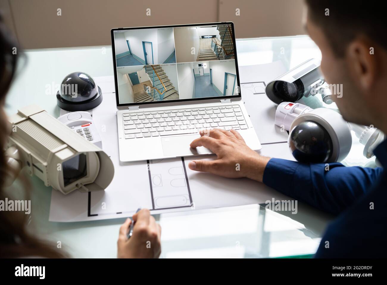 Personne regardant des vidéos sur une tablette numérique avec l'équipement de sécurité activé Modèle Banque D'Images