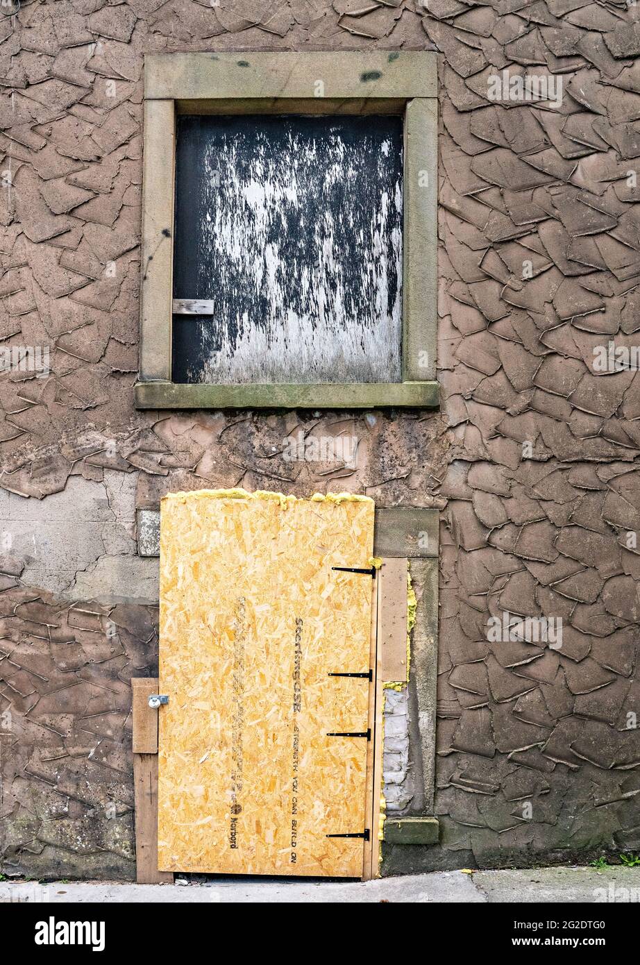 Bloqué sur la porte et la fenêtre de l'ancien bâtiment dans la rue arrière de la ville Banque D'Images