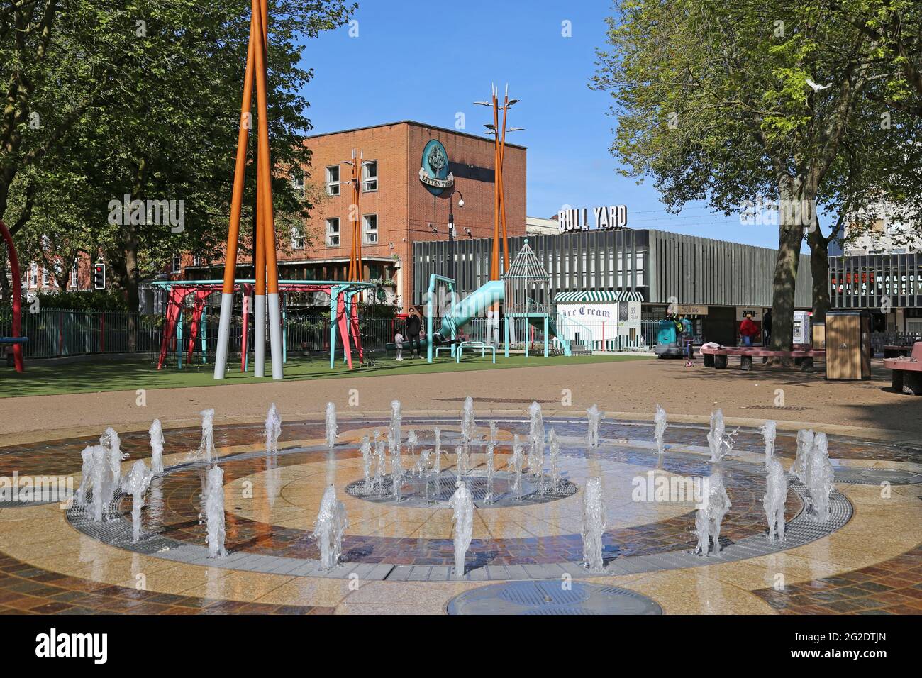 Fontaine d'eau du pavé, Bull Yard, Coventry, West Midlands, Angleterre, Grande-Bretagne, Royaume-Uni, Europe Banque D'Images