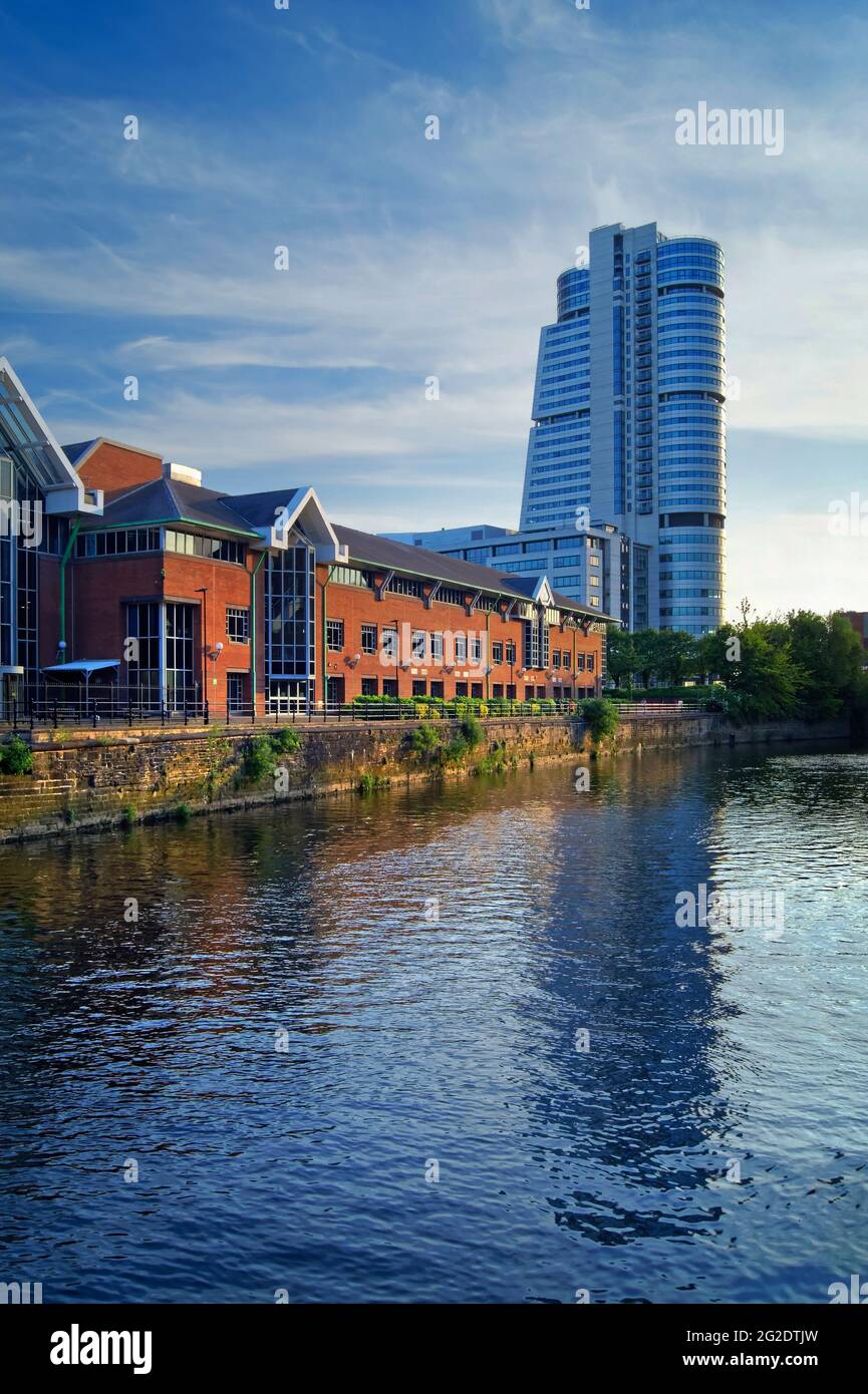 Royaume-Uni, West Yorkshire, Leeds, Bridgewater place également connu sous le nom de Dalek, à côté de la rivière aire Banque D'Images