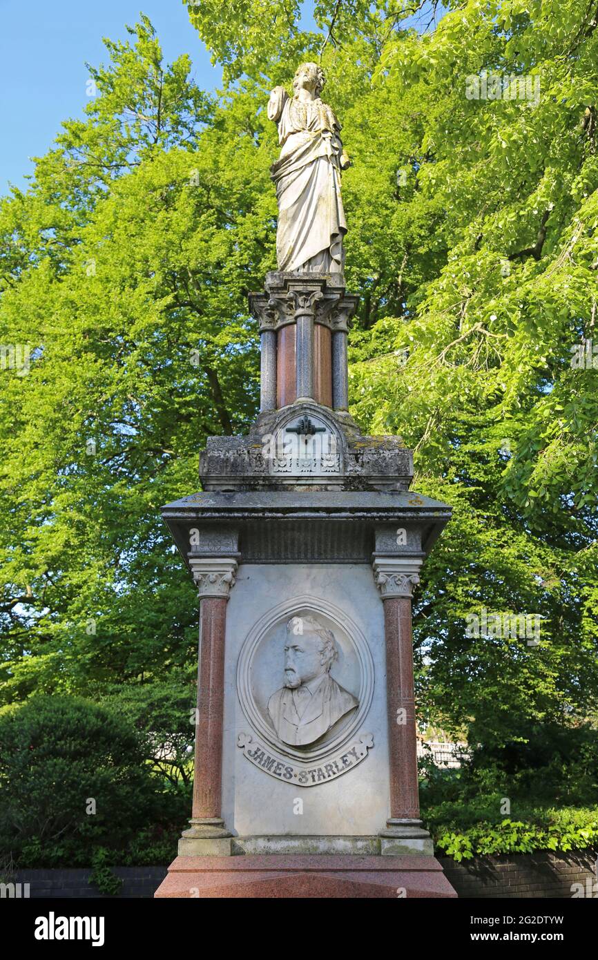 Monument à James Starley (1831-1881), inventeur du vélo moderne, Warwick  Row, Greyfriars Green, Coventry, West Midlands, Angleterre, Royaume-Uni,  Europe Photo Stock - Alamy