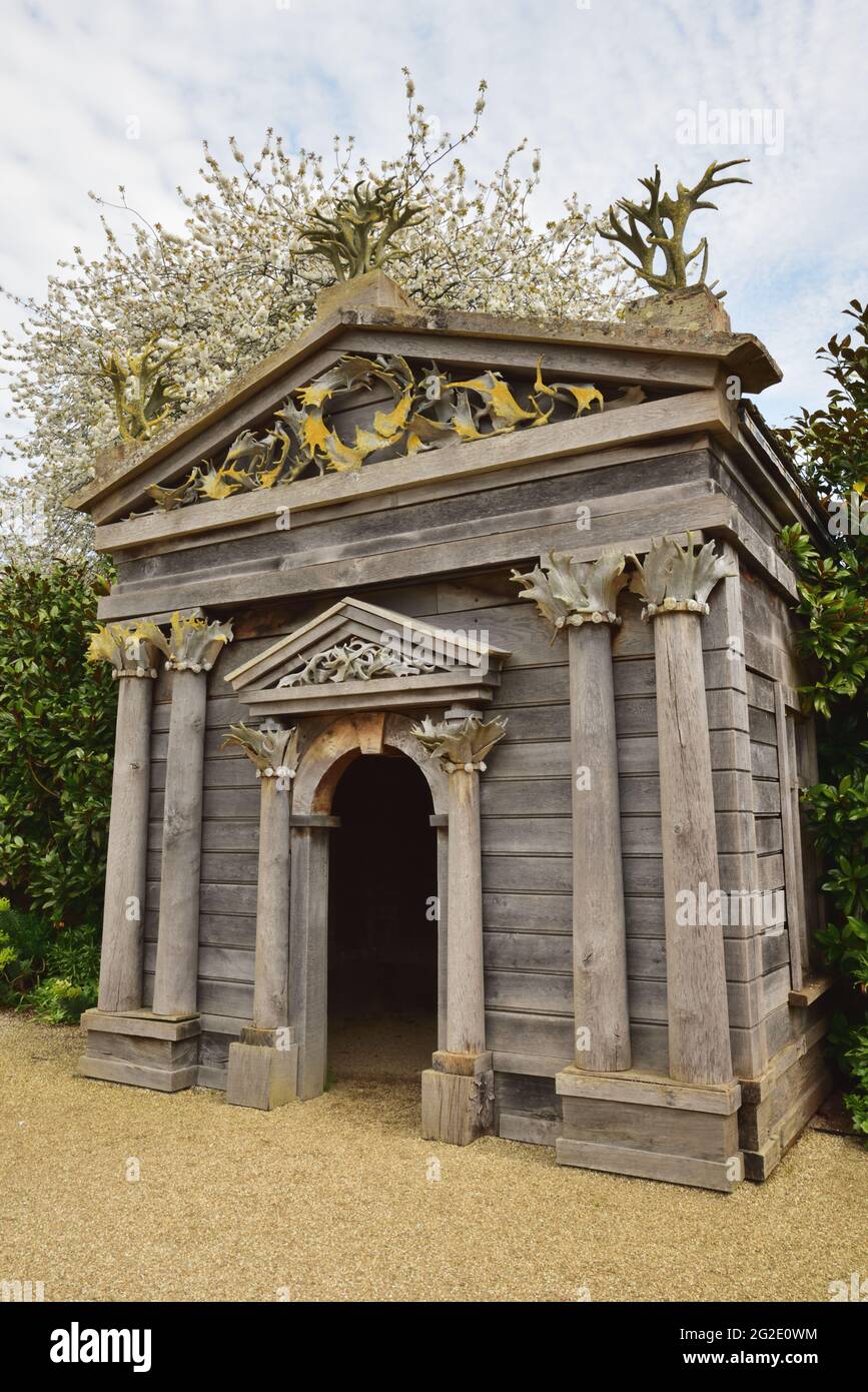Temple en bois dans le jardin Collector Earls au château d'Arundel, Arundel, West Sussex Banque D'Images