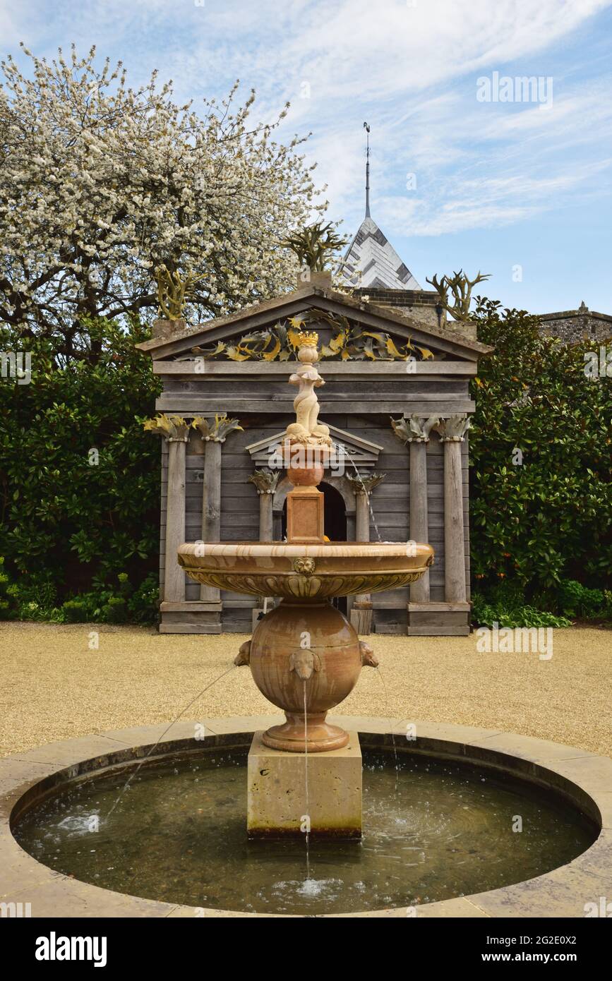 Élégante fontaine et temple en bois dans le jardin Collector Earls à Arundel Castle, Arundel, West Sussex Banque D'Images
