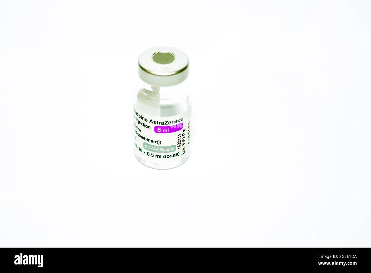 Vaccin Covid-19 AstraZeneca flacon multidose à injection intramusculaire de 5 ml, fourniture de COVAX, recombinant ChAdOx1-s, AstraZeneca plc est un CO britannique-suédois Banque D'Images