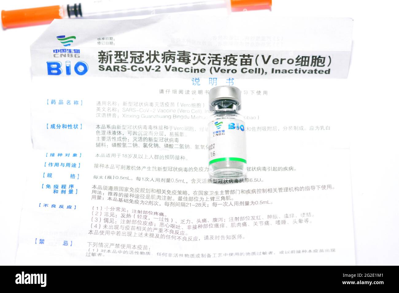 Sinopharm vaccin COVID-19 dose en flacon chargée dans une seringue , SARS-Cov-2 vaccin inactivé vero cellule, Sinopharm est une entreprise publique chinoise Banque D'Images