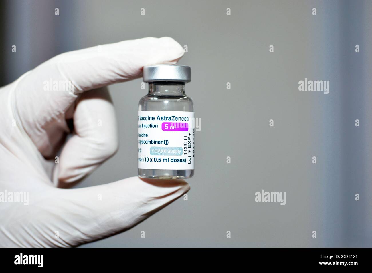 Vaccin Covid-19 AstraZeneca flacon multidose à injection intramusculaire de 5 ml, fourniture de COVAX, recombinant ChAdOx1-s, AstraZeneca plc est un CO britannique-suédois Banque D'Images
