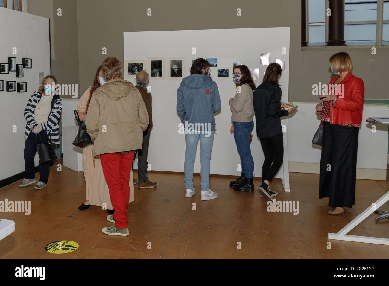 Cork, Irlande, le 10 juin 2021. Exposition de photographie du St Johns Central College, Cork, Irlande. Cette soirée a vu l'ouverture officielle de « Catalyst », l'exposition annuelle des diplômés en études photographiques du St. Johns Central College. L'exposition se déroulera du 31 mai au 14 juin à St Peters, North main Street, Cork. Le spectacle présente le travail de sept artistes visuels dans un large éventail de disciplines photographiques. Venant de nombreux pays différents et de nombreuses régions d'Irlande avec une gamme variée de milieux et d'approches au moyen. L'écran de travail comprend de Banque D'Images