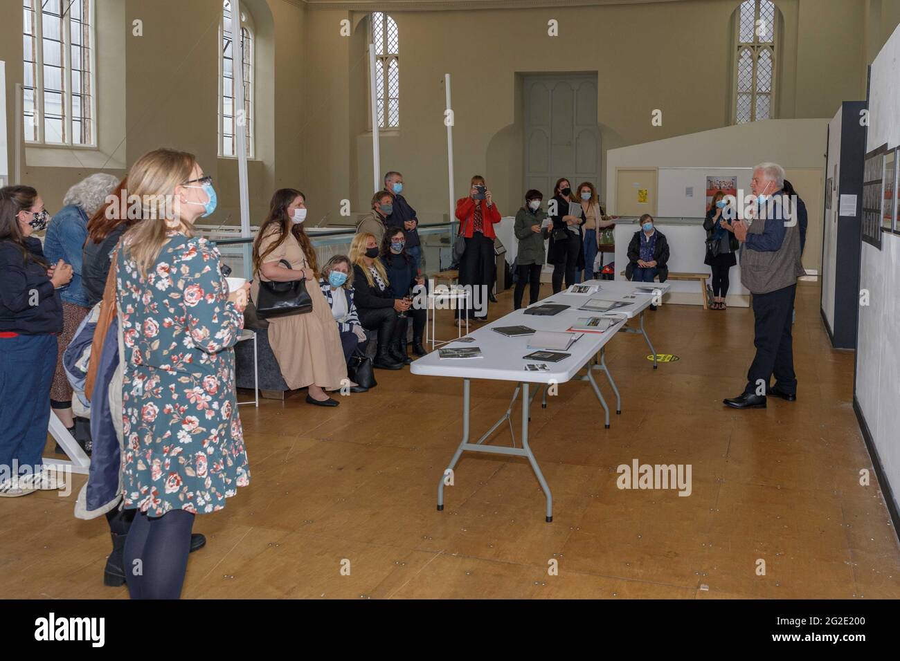 Cork, Irlande, le 10 juin 2021. Exposition de photographie du St Johns Central College, Cork, Irlande. John McDermott un des diplômés parlant à tonights lancement. Cette soirée a vu l'ouverture officielle de « Catalyst », l'exposition annuelle des diplômés en études photographiques du St. Johns Central College. L'exposition se déroulera du 31 mai au 14 juin à St Peters, North main Street, Cork. Le spectacle présente le travail de sept artistes visuels dans un large éventail de disciplines photographiques. Venant de nombreux pays différents et de nombreuses parties de l'Irlande avec une gamme variée de backgroun Banque D'Images