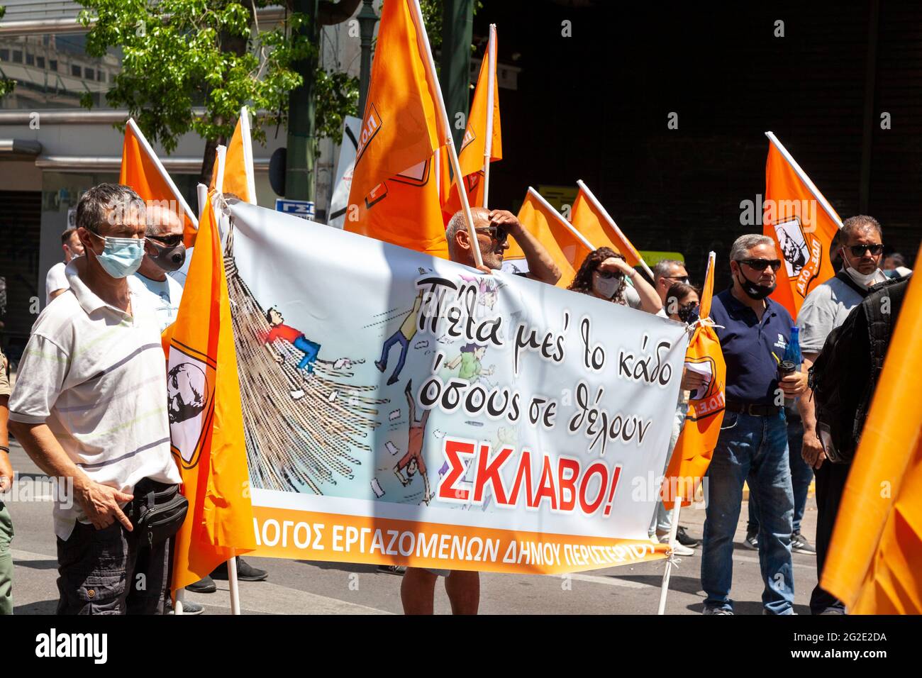 Les fonctionnaires protestent lors de la grève générale d'Athènes contre le projet de loi travailliste du gouvernement conservateur qui abolit les droits du travail. Banque D'Images