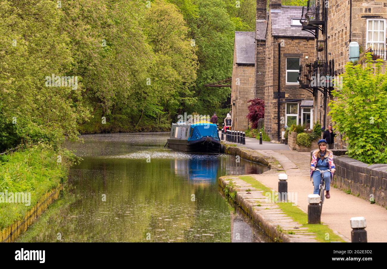 Cycliste femelle sur le sentier de remorquage du canal Hebble End, le long du canal Rochdale, pont Hebden, West Yorkshire, Royaume-Uni Banque D'Images Cycliste femelle sur le sentier de remorquage du canal Hebble End, le long du canal Rochdale, pont Hebden, West Yorkshire, Royaume-Uni Banque D'Images