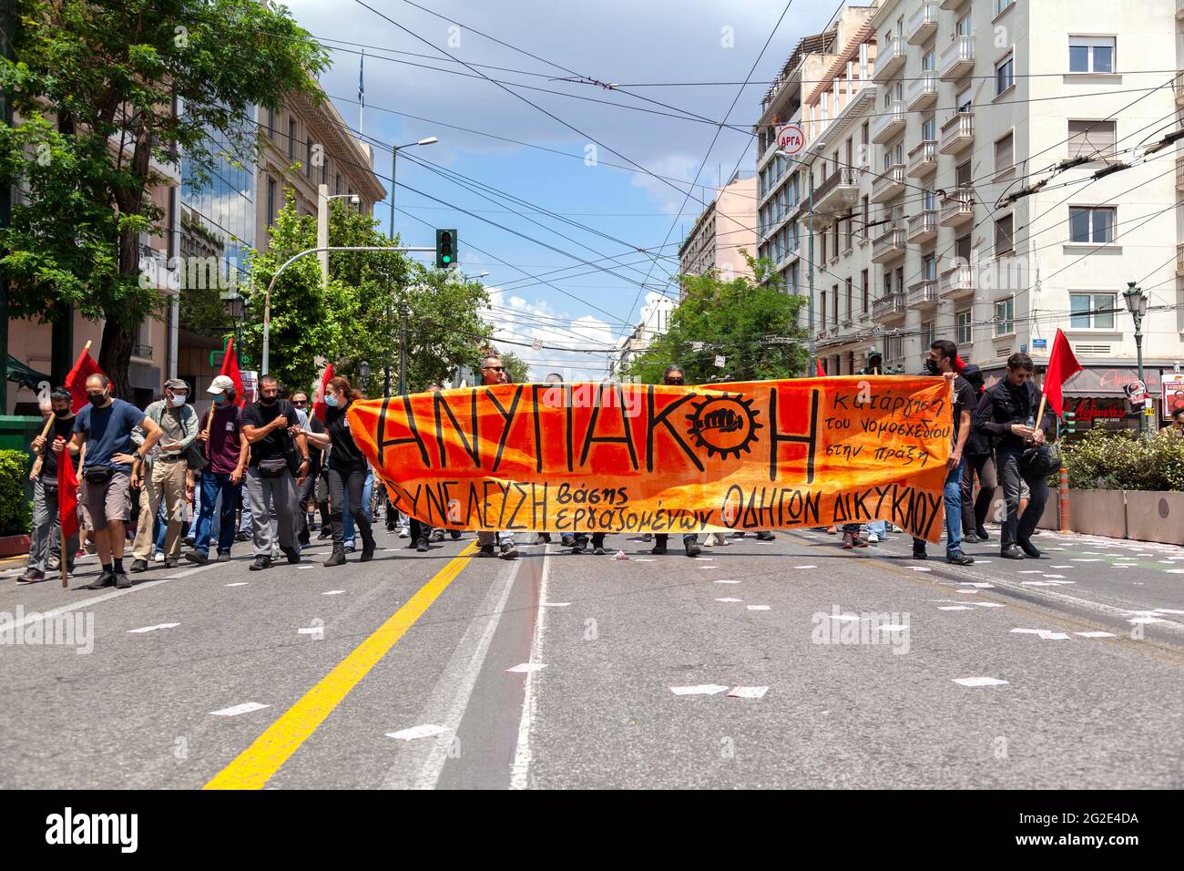 Les manifestants lors de la grève générale à Athènes contre le projet de loi travailliste du gouvernement conservateur tentent de faire passer les droits du travail des againsts. Banque D'Images