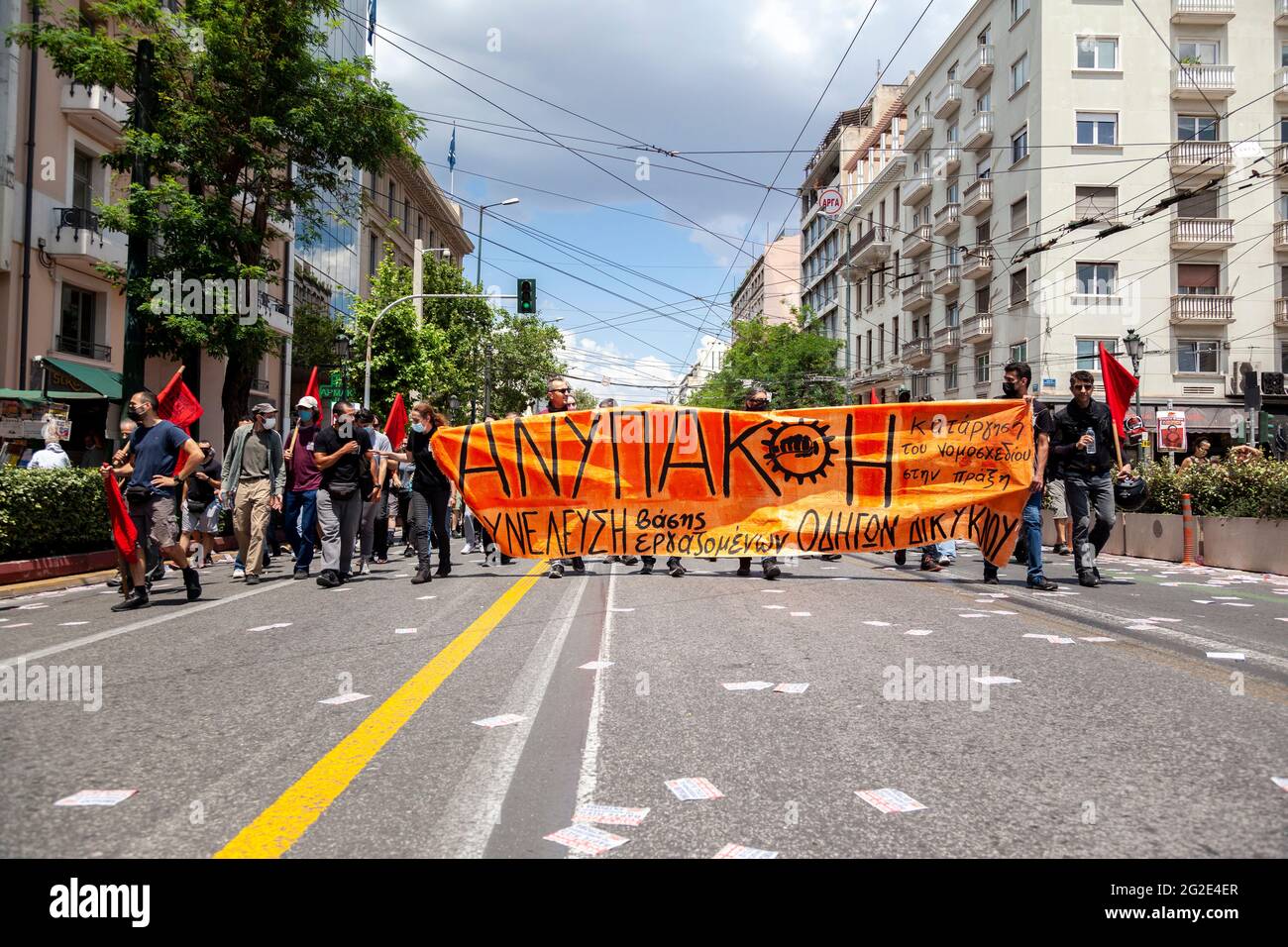 Les manifestants lors de la grève générale à Athènes contre le projet de loi travailliste du gouvernement conservateur tentent de faire passer les droits du travail des againsts. Banque D'Images