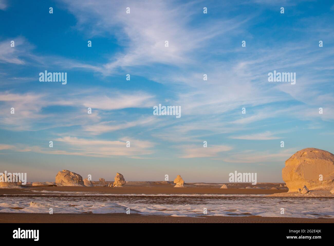 Formations rocheuses de craie massives sous le ciel bleu au coucher du soleil, désert blanc, Farafra, Egypte Banque D'Images