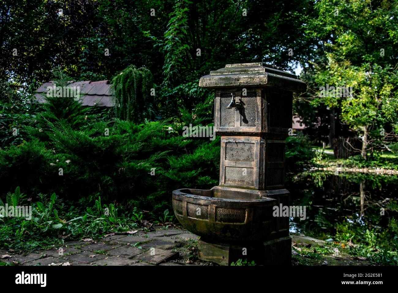 Gros plan sur une vieille fontaine à boire Banque D'Images