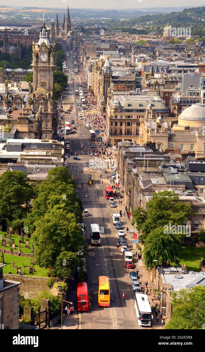 ROYAUME-UNI ; ÉDIMBOURG, ÉCOSSE ; VUE SUR PRINCES STREET DEPUIS LE MONUMENT NELSON DE CALTON HILL Banque D'Images