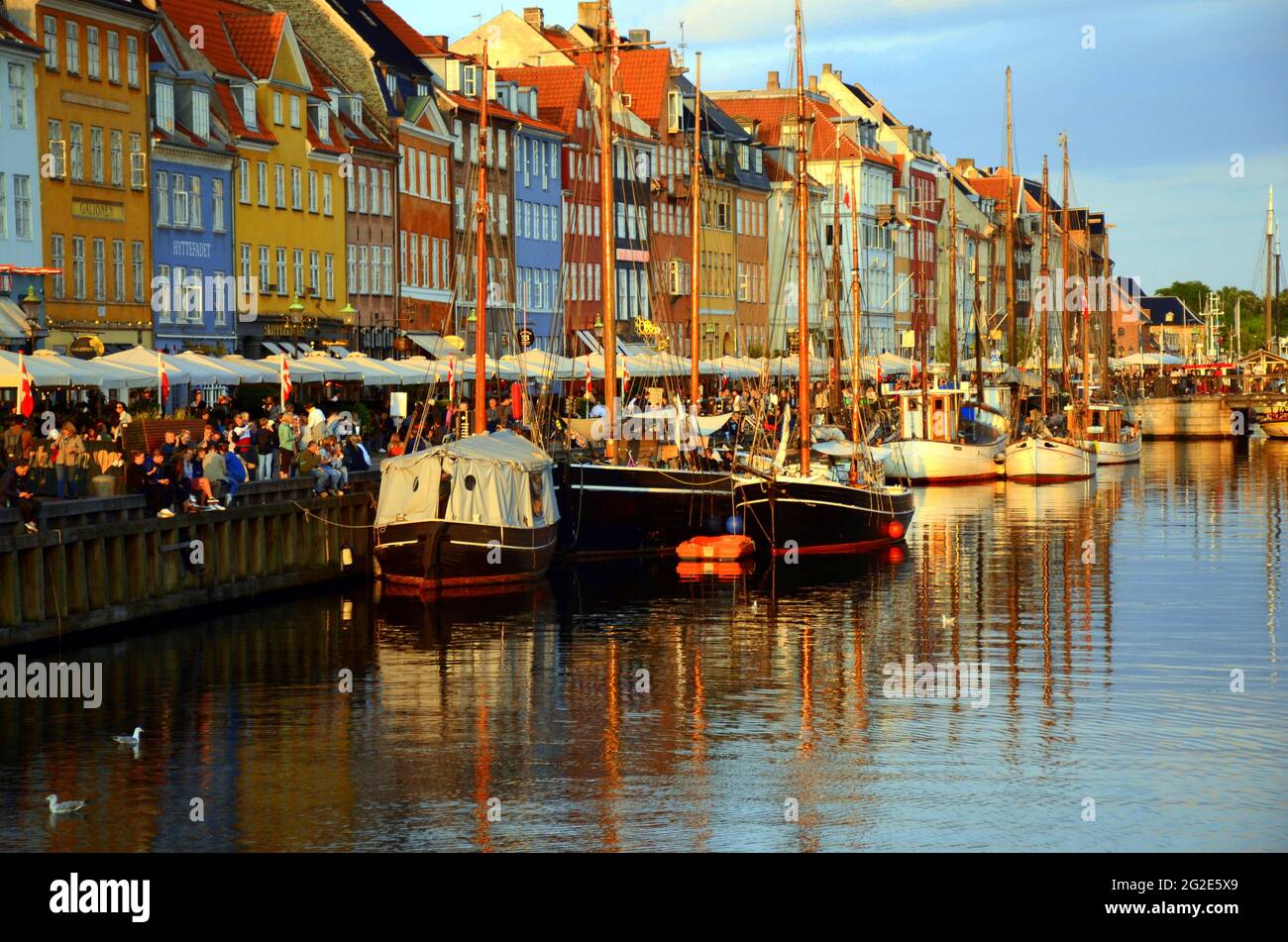 COPENHAGUE, DANEMARK ; PORT COLORÉ DE NYHAVN Banque D'Images