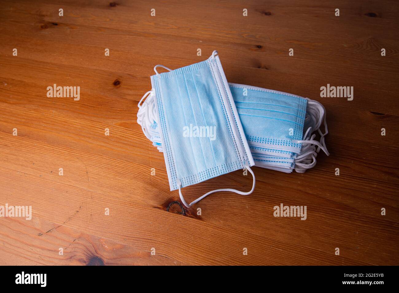 Une pile de masques médicaux pour prévenir le coronavirus.Santé quarantaine du coronavirus médical. Masque chirurgical jetable pour couvrir la bouche et le nez. Banque D'Images