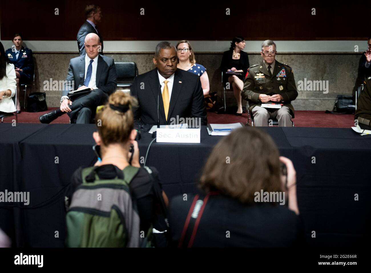 Washington, États-Unis d'Amérique. 10 juin 2021. Le secrétaire AMÉRICAIN à la Défense, Lloyd Austin III, se prépare à témoigner devant une audience du Comité sénatorial des services armés pour examiner la position budgétaire du ministère de la Défense dans le cadre de l'examen de la demande d'autorisation de défense pour l'exercice 2022, dans l'édifice Dirksen du Bureau du Sénat à Washington, DC, le jeudi 10 juin 2021. Crédit: Rod Lamkey/CNP/Sipa USA crédit: SIPA USA/Alay Live News Banque D'Images