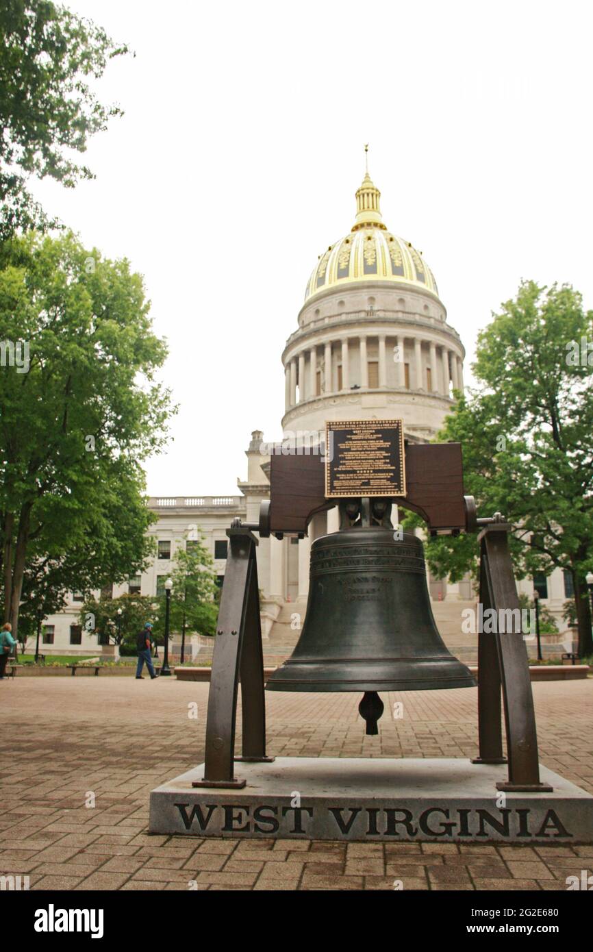 Charleston, Virginie de l'Ouest, États-Unis. Le capitole de l'État de Virginie-Occidentale, avec une reproduction de la cloche de la liberté, symbole de l'indépendance, exposée sur le terrain. Banque D'Images